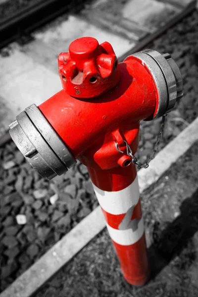 Typiska röda fire hydrant Detaljer längs rälsen spårvagn — Stockfoto