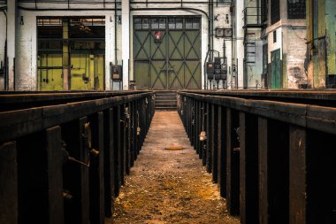 eski bir araç onarım istasyonu endüstriyel iç