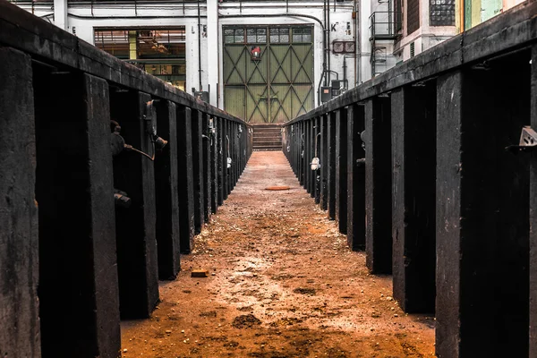 Interior industrial de una antigua estación de reparación de vehículos —  Fotos de Stock