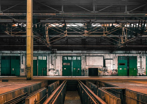 Interior industrial de una antigua estación de reparación de vehículos —  Fotos de Stock