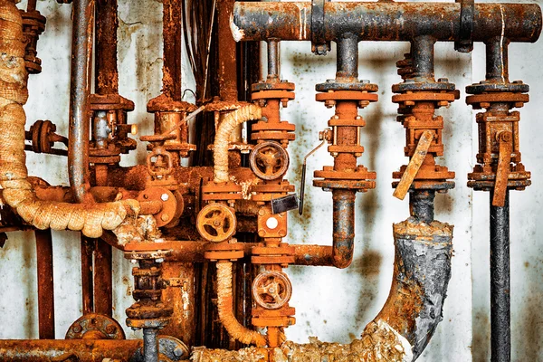 Oude roestige pijpleiding in chemische fabriek — Stockfoto