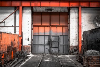 araç onarım istasyonu olarak eski metal geçit