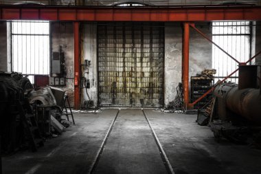 araç onarım istasyonu olarak eski metal geçit