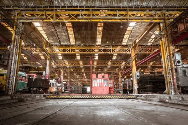 Interno industriale di una stazione di riparazione di veicoli — Foto Stock