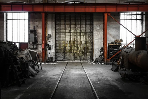 Old metal gate in vehicle repair station — Stock Photo, Image