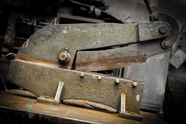 Vecchio strumento industriale in officina retrò — Foto Stock