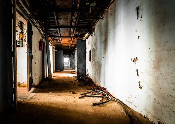 Aufgelassener alter Arbeitsplatzkorridor mit offenen Türen — Stockfoto
