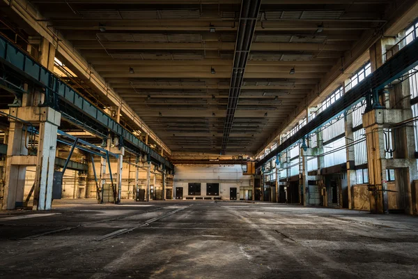 Estación de reparación de vehículos abandonados dentro — Foto de Stock