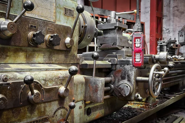 Vecchio strumento industriale in officina retrò — Foto Stock