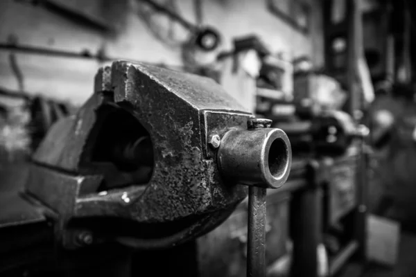 Abrazadera de hierro viejo en el interior industrial —  Fotos de Stock