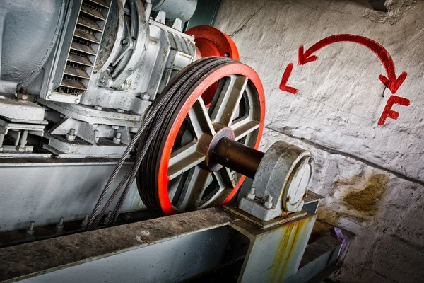 Ascensor accionado por motor en la sala de máquinas —  Fotos de Stock