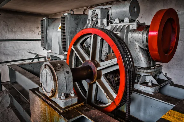 Motor aangedreven lift in de machinekamer — Stockfoto