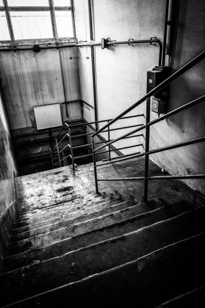 Escadaria em uma fábrica abandonada — Fotografia de Stock
