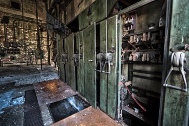 Elektrik kumanda kabini terk edilmiş eski bir fabrika olduğunu