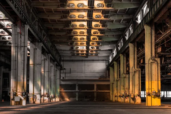 Abbandonato vecchia stazione di riparazione del veicolo, interno — Foto Stock