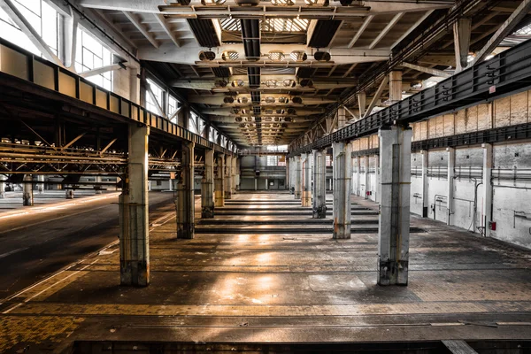 Abandonada estação de reparação de veículos antigos, interior — Fotografia de Stock