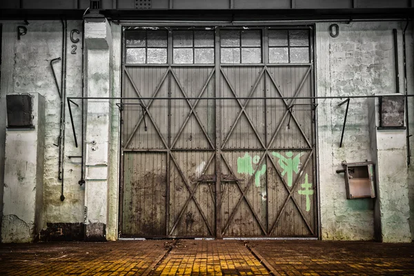 Abandonada estação de reparação de veículos antigos, interior — Fotografia de Stock