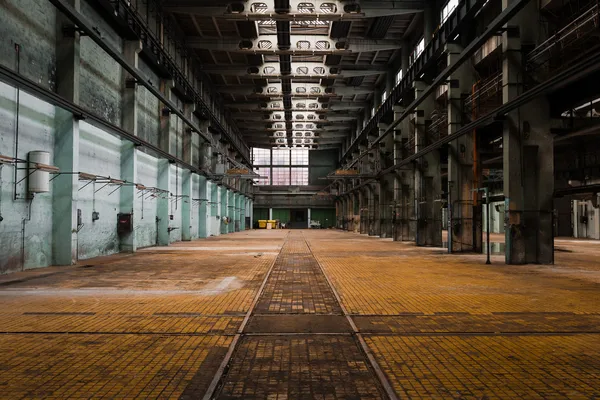 Abandonado velho veículo reparação estação interior — Fotografia de Stock