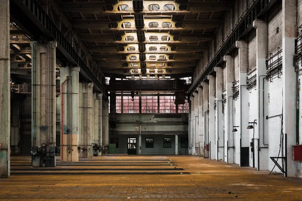 Abandonado velho veículo reparação estação interior — Fotografia de Stock