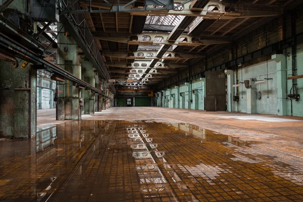 Abandonado velho veículo reparação estação interior — Fotografia de Stock