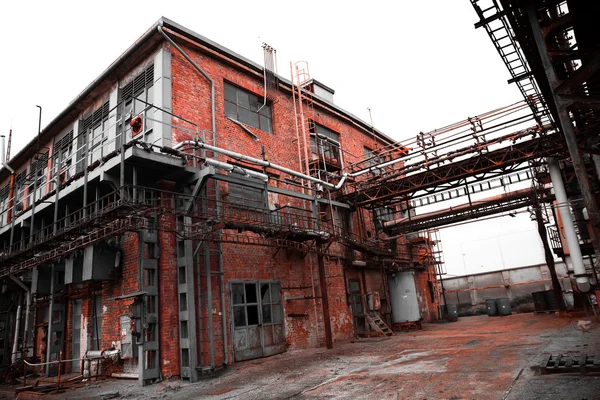 Övergiven gammal kemisk fabriksbyggnad — Stockfoto
