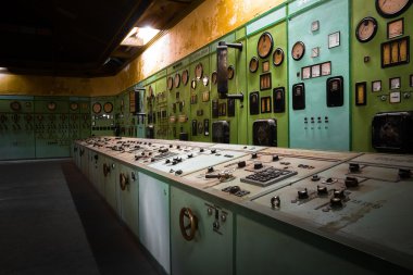 eski bir metalürji şirketi odada elektrikli denetleyicisi