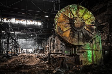 bir yıkım için bekleyen yaşlı, Metalurji firması