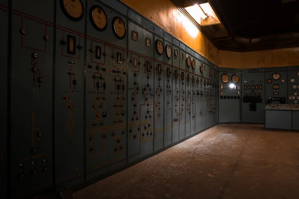 Sala de control eléctrico en una antigua empresa metalúrgica — Foto de Stock