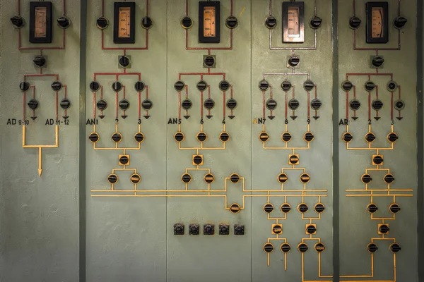 Viejo armario de interruptor de electrónica industrial en una empresa —  Fotos de Stock