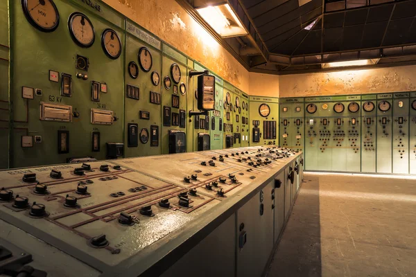 Sala de control eléctrico en una antigua empresa metalúrgica — Foto de Stock