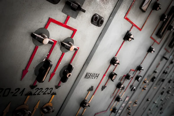 Starej elektroniki przemysłowej przełączyć szafka w firmie — Zdjęcie stockowe
