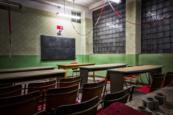 Velha sala de aula desolada em uma empresa industrial — Fotografia de Stock