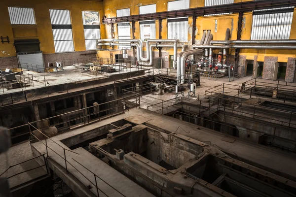 Velha empresa metalúrgica desolada dentro do espaço — Fotografia de Stock