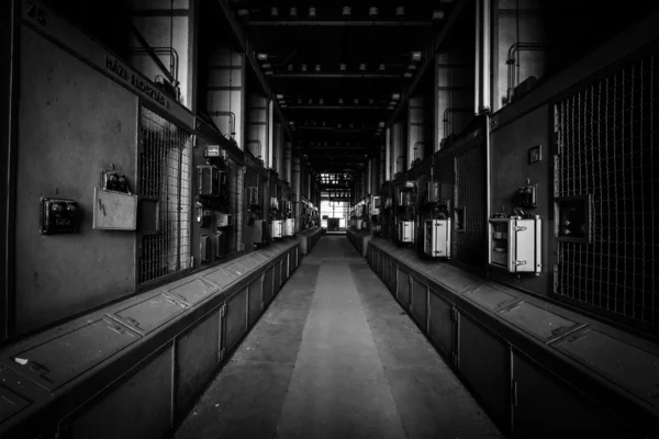 Sala de controlador elétrico em uma antiga empresa metalúrgica — Fotografia de Stock