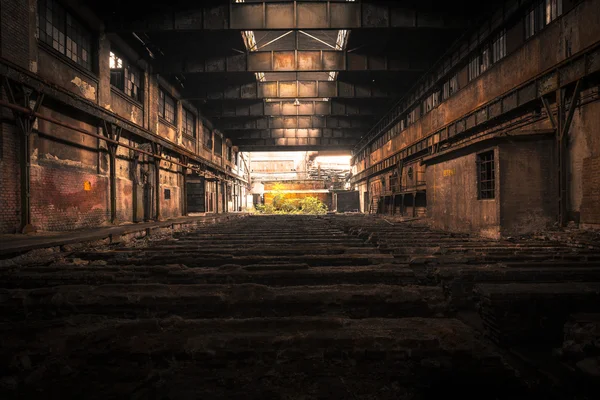 Vieil intérieur industriel abandonné avec une lumière vive — Photo