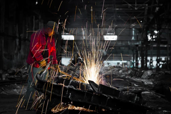 Trabajador en fábrica de corte de tubería de acero utilizando la antorcha de metal —  Fotos de Stock