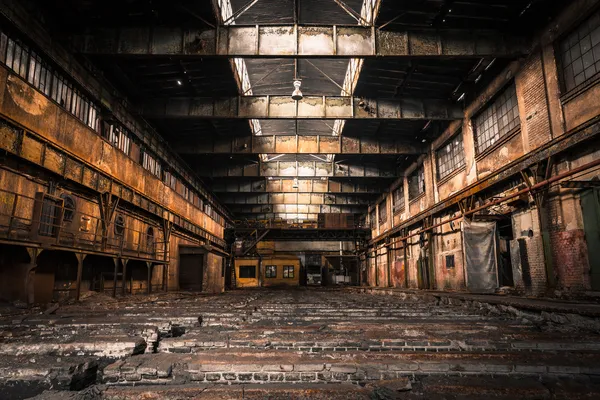 Vieil intérieur industriel abandonné avec une lumière vive — Photo