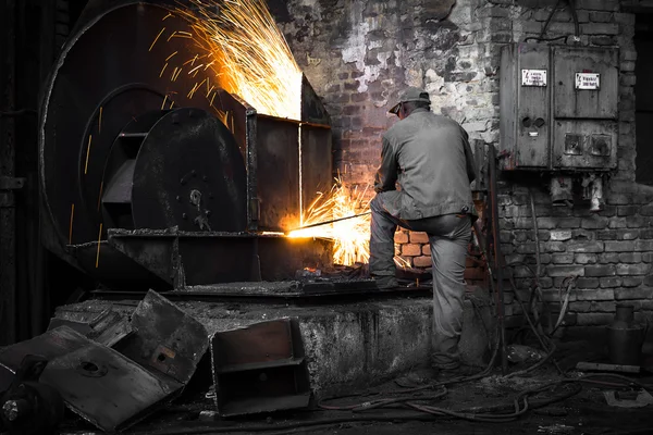 Trabajador en fábrica de corte de tubería de acero utilizando la antorcha de metal — Foto de Stock