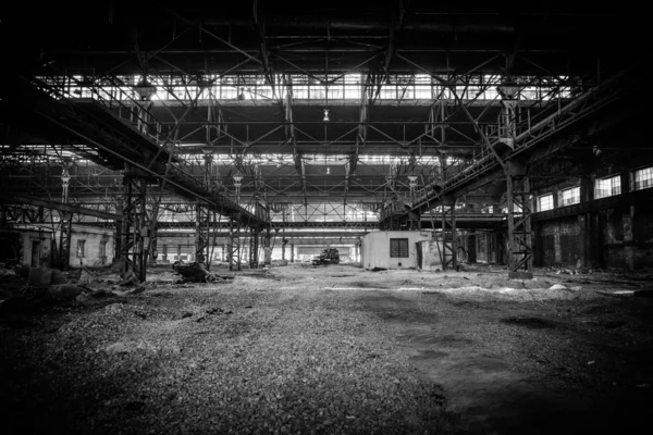 Velho, empresa metalúrgica à espera de uma demolição — Fotografia de Stock