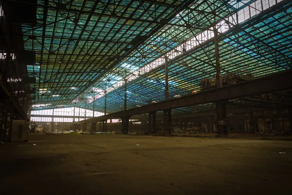 Antiguo interior industrial abandonado con luz brillante — Foto de Stock