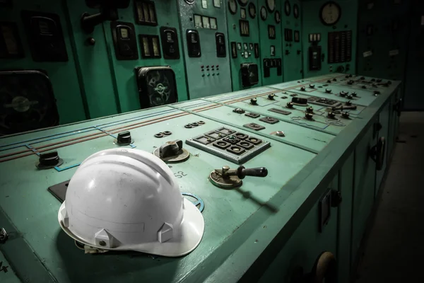 eski bir metalürjik fabrika odada elektrikli denetleyicisi