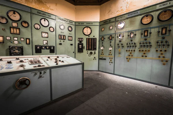 Salle de commande électrique dans une ancienne usine métallurgique — Photo