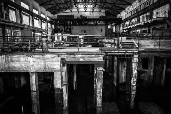 Interior industrial abandonado velho com luz brilhante — Fotografia de Stock