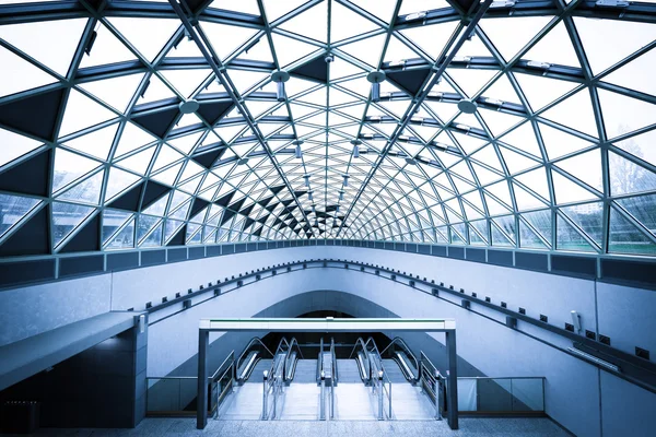 Nouveaux escaliers mécaniques construit une station de métro — Photo