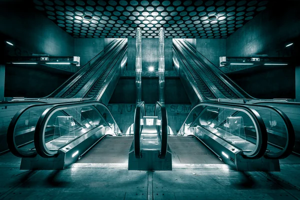 Novas escadas rolantes construíram uma estação de metrô — Fotografia de Stock