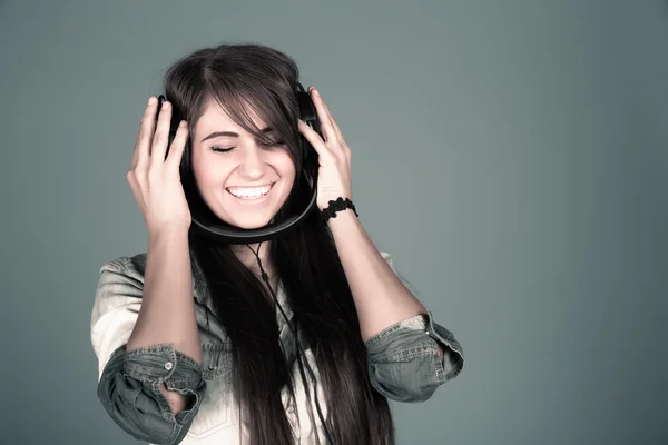 Mujer joven disfrutando de la música — Foto de Stock