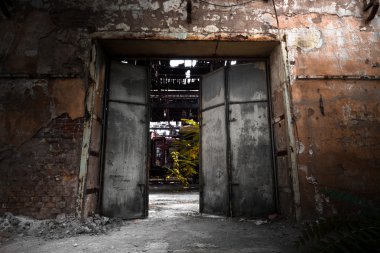 endüstriyel bir binada Iron gate