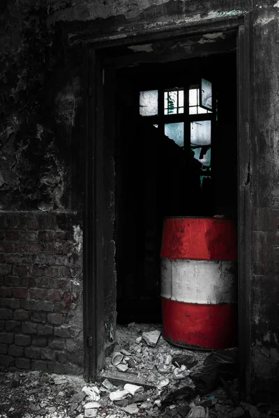 Puerta en un edificio industrial desolado — Foto de Stock