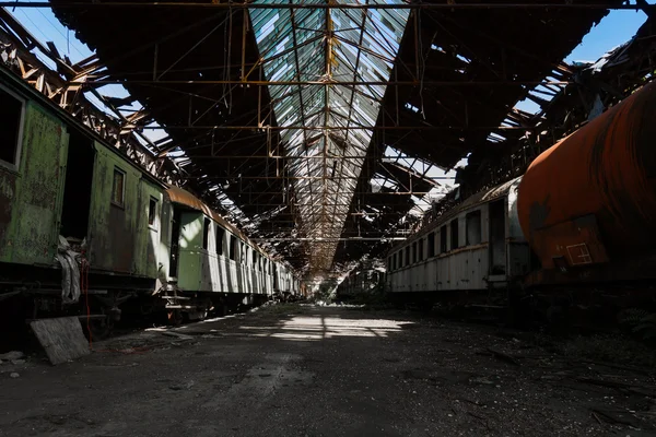 Vonat roncsai egy elhagyott raktárban — Stock Fotó