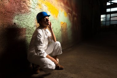 meisje werknemer in de fabriek